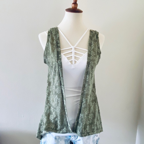 Daytrip Green Embroidered & Crochet Back Vest - Picture 3 of 7